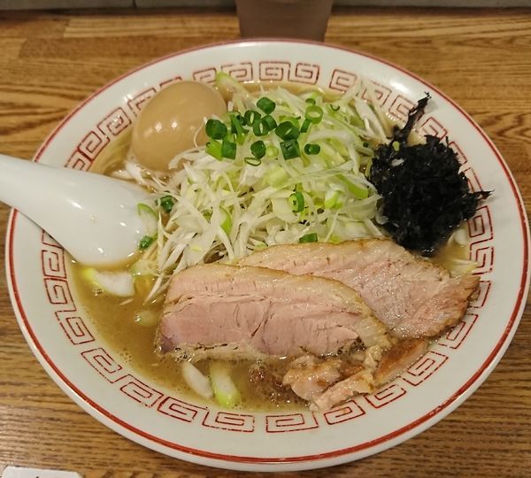 「煮干そば+味玉+白髪ネギ(990円)」@煮干中華そば専門 煮干丸の写真