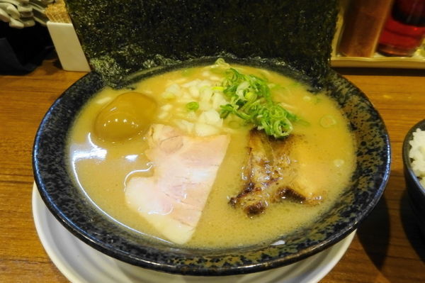 「魚介醤油ラーメン（７５０円）+煮たまご＋ライス」@麺バカ息子の写真