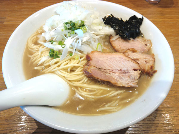 「煮干そば 白醤油（中） ￥750・玉ねぎ ￥50」@中村屋総本山の写真