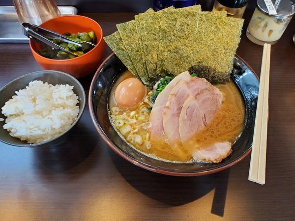 「ぜんぶのせ　醤油好みふつう」@横浜家系らーめん 英の写真