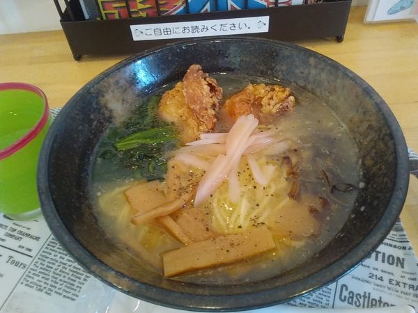 「唐揚げラーメン白810円」@からあげ 鶏桜 春日部本店の写真