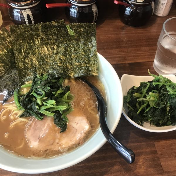 「ラーメン並(かため、少なめ)＋ほうれん草」@横浜家系 せいせき家の写真