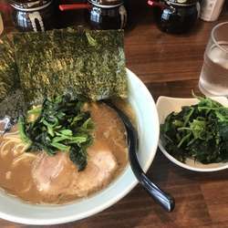 ラーメン並(かため、少なめ)＋ほうれん草
