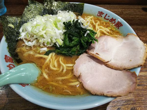 「ラーメン　中（１．５玉）　＋ネギ（サービス券）」@豚骨醤油ラーメン まじめ家の写真