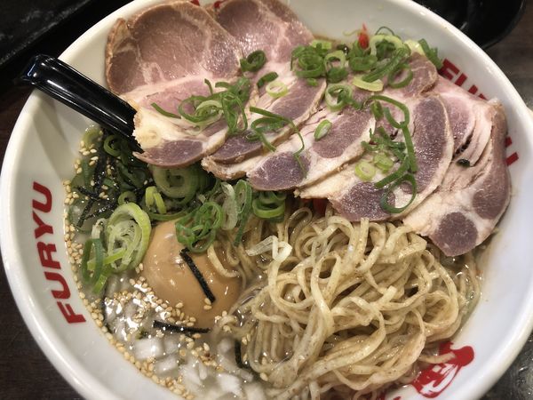「すっきり塩味 冷しラーメン＆チャーシュー」@とんこつラーメン 博多風龍 大宮東口駅前店の写真