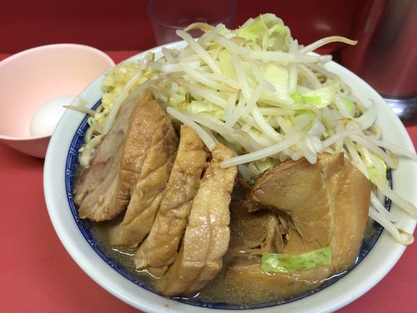 「小豚入り(ニンニク)+生たまご 900円」@ラーメン二郎 桜台駅前店の写真
