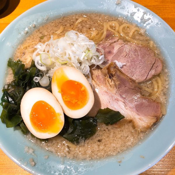 「並ラーメン ¥750＋あじたま ¥120」@ザ・ラーメン 柏西口店の写真