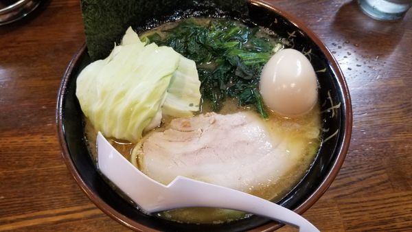 「豚骨醤油らあめん　中　ほうれん草、味玉トッピング」@らあめん 寸八 総本店の写真