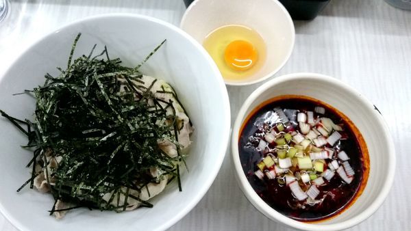 「自家製飲むラー油の肉つけ麺  1000円」@拉麺 しのざきの写真