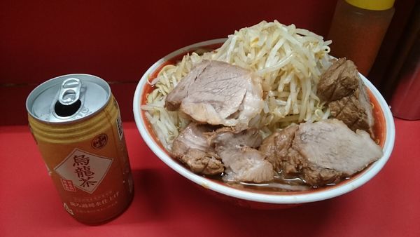 「麺増し・大ぶた・烏龍茶・カタカタ(ヤサイマシカラメ)￥９５０」@ラーメン二郎 上野毛店の写真