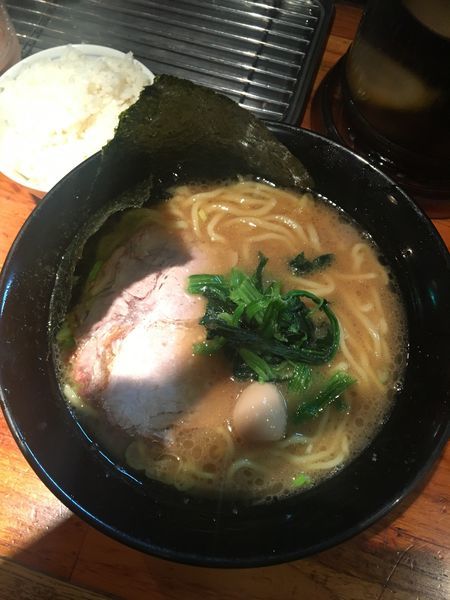 「醤油とんこつらーめん」@新家系 らーめん きたくり家 横須賀中央店の写真
