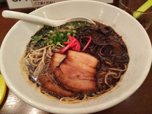 「黒豚骨ラーメン（極細麺）：カタ　＋替玉：バリカタ　※無料」@New old style ゆいが 三郷店の写真