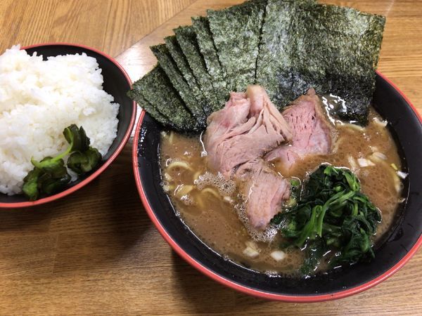 「ラーメン+のり増し+無料ライス大盛り(かため、こいめ、おおめ)」@麺家 紫極の写真