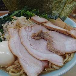 醤油ラーメン中盛り、激得トッピング