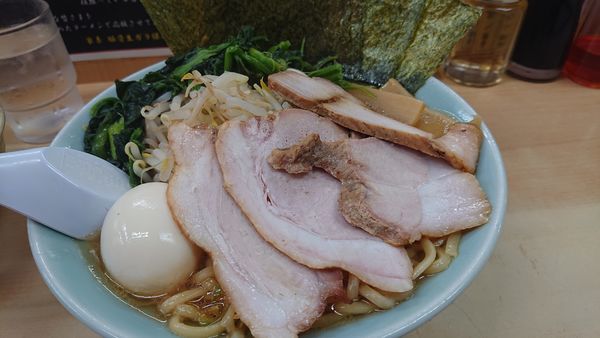 「醤油ラーメン中盛り、激得トッピング」@壱六家 大船店の写真
