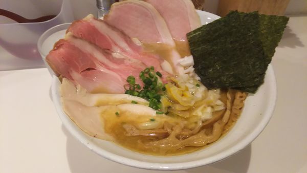 「【限定】特製煮干白湯そば大盛＋低温チャーシュー」@鶏そば朱雀の写真