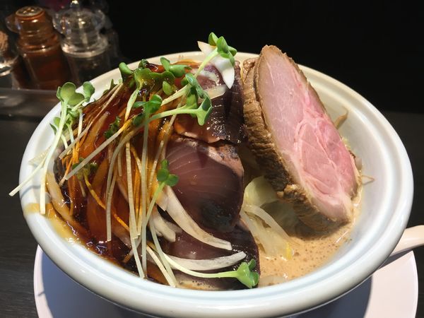 「鰹のタタキ二郎らーめん」@らーめん 三極志の写真