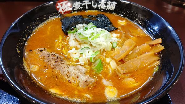 「辛煮干し醤油ラーメン７３０円(激辛)」@極煮干し本舗 久喜店の写真
