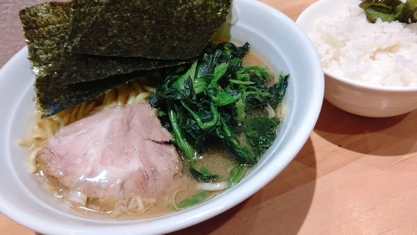 「ホウレン草ラーメン790円(ライス無料)」@横浜家系ラーメン おか家の写真