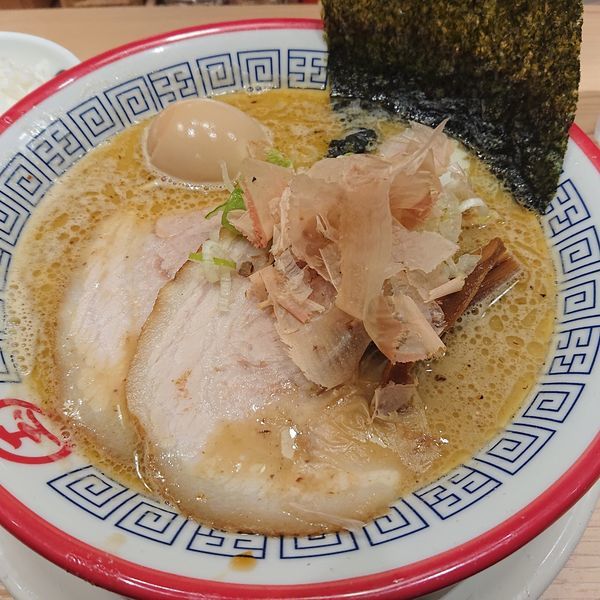 「特製トロリそば1080円、白飯150円、ハイボール480円」@東京煮干し らーめん 玉 東京駅店の写真