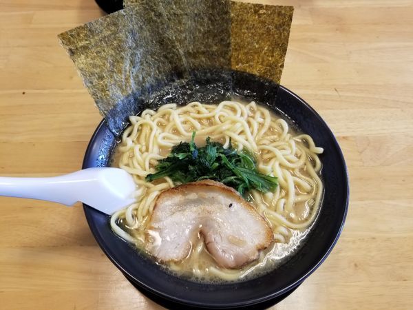 「醤油豚骨ラーメン」@横浜家系ラーメン 藤之家の写真