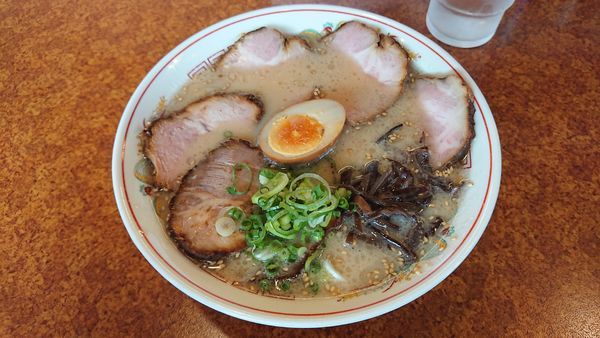 「福岡久留米チャーシュー麺 980円 + 替玉 150円」@ラーメン・ホルモン焼肉育元の写真