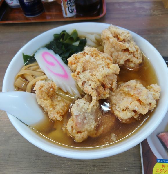 「唐揚げらぁめん ひもかわ麺」@手打ちらぁめん 足利麺 太田・尾島店の写真