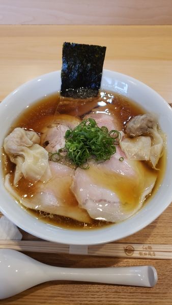 「わんたん入りしょうゆチャーシュー麺」@飯田商店 湯河原本店の写真