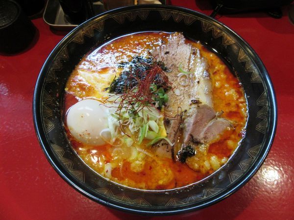 「辛味噌ラーメン（８９０円）＋味玉１００円」@ラーメン異国龍の写真