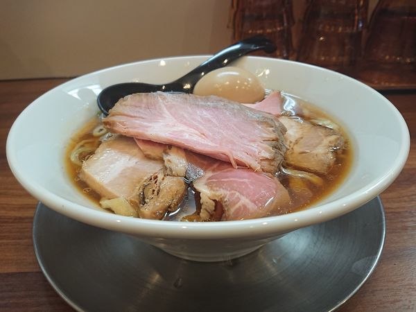 「醤油らーめん全部のせ」@純手打ち だるまの写真