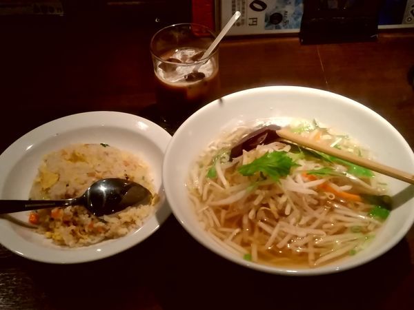 「本日のランチ①(塩味もやしラーメン＋五目チャーハン)780円」@上海華龍 ヤマダ電機LABI1高崎店の写真
