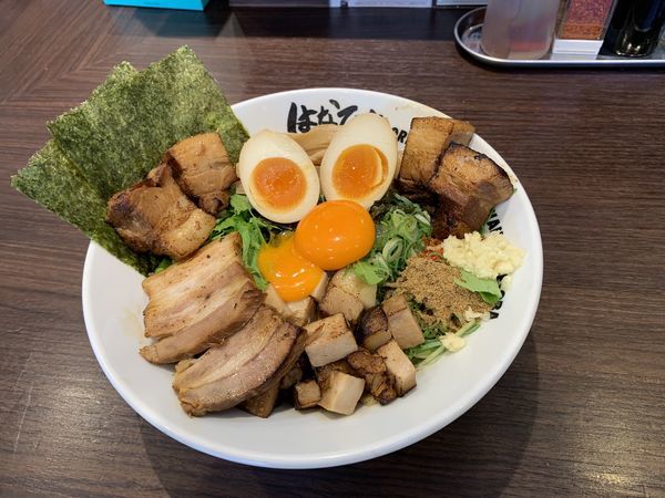 「DXキミスタ1220＋ど肉320＋生卵60」@元祖台湾まぜそば はなび 岐阜店の写真