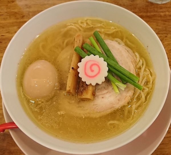 「半熟煮玉子入り中華そば(塩)900円」@味六屋の写真