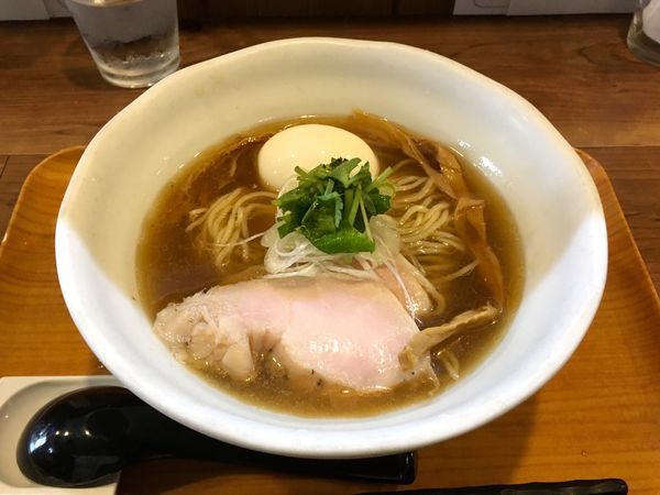 「冷やし煮干ラーメン＋味玉＋炊き込みご飯」@ラーメン 裏健やかの写真