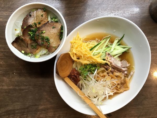 「鰹だしスープの梅冷しそば＋日替り丼」@塩そば 加とうの写真