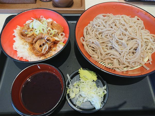 「ミニ牛焼肉丼セット(もり)580円」@名代 富士そば 志木店の写真