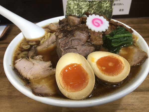 「醤油チャーシュー麺 煮卵 賄い肉」@オランダ軒の写真