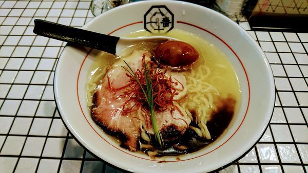 「【期間限定】辛味冷し塩そば+味玉」@81番の写真