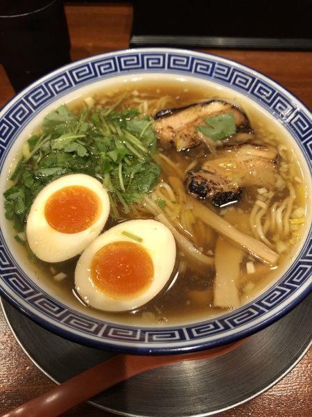 「醤油らあめん 半熟玉子 中太ストレート麺 900円」@東京らあめんタワー 芝大門本店の写真