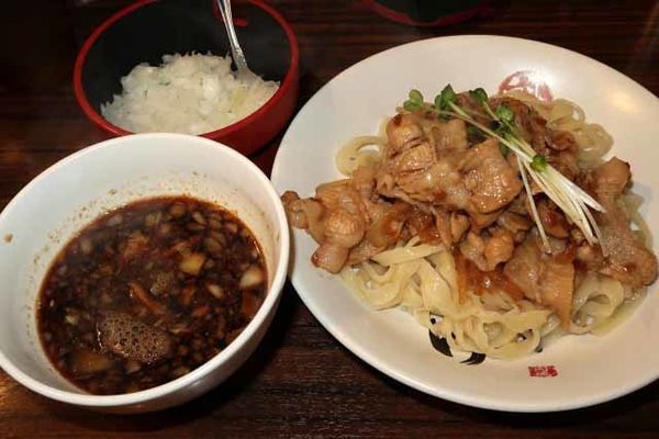 「肉盛りつけ麺並　800円＋無料の肉ちょい増し」@魁 肉盛りつけ麺 六代目けいすけの写真