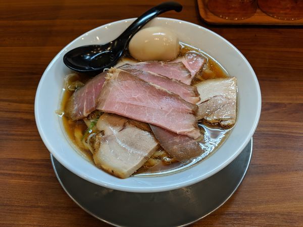 「醤油らーめん全部のせ」@純手打ち だるまの写真