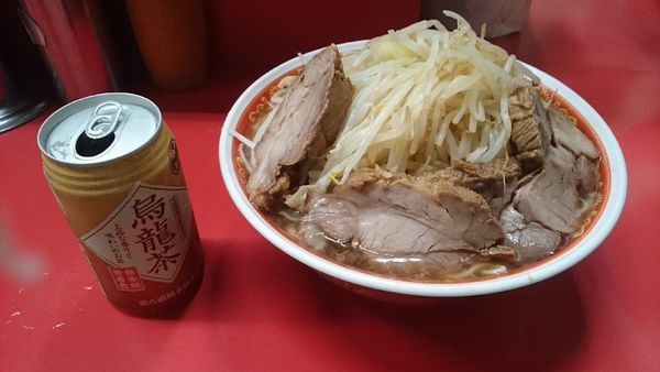 「麺増し・大ぶた・烏龍茶・カタカタ(ヤサイマシカラメ)￥９５０」@ラーメン二郎 上野毛店の写真