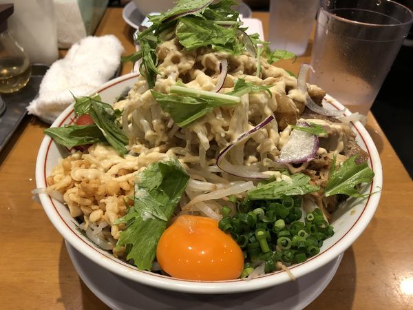 「冷やしまぜそば大 ヤサイ黒脂ガリマヨ 追加豚1枚」@用心棒 市ヶ谷飯田橋の写真