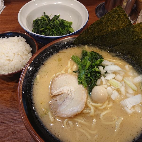 「醤油ラーメン大盛800円硬めタマネギ、ほうれん草100円他」@横浜家系ラーメン本郷家の写真