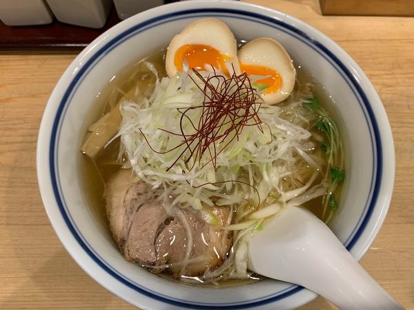 「ラーメン（しお）ネギとろたまトッピング」@利尻昆布ラーメン くろおびの写真