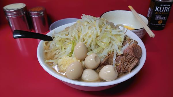 「小ラーメン、生卵、玉ねぎ、うずら」@ラーメン二郎 茨城守谷店の写真