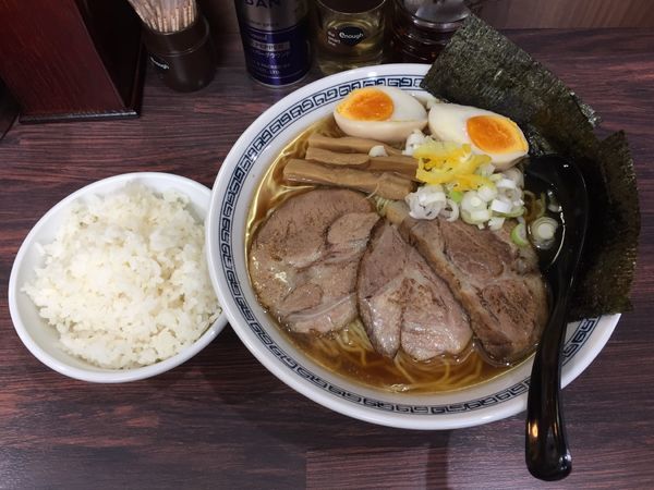 「特製らーめん 大盛＋サービス小ライス」@中華そば 新の写真