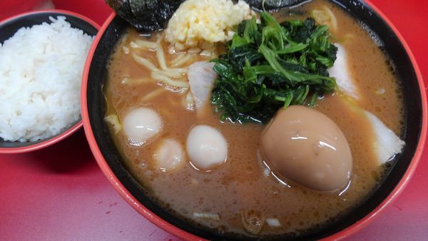 「勝鬨ラーメン中、クラッシュニンニク、小ライス」@横濱家系ラーメン 勝鬨家の写真