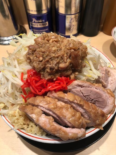 「小ブタ980円肉カスアブラ50円生卵50円ヤサイマシマシニンニク」@豚山 中野店の写真