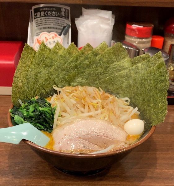 「辛豚 海苔 スタミナもやし」@横浜家系ラーメン 吟家 稲毛海岸店の写真